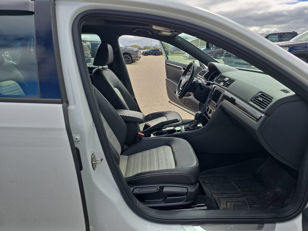 Used 2018 Volkswagen Passat 3.6 FWD image 10