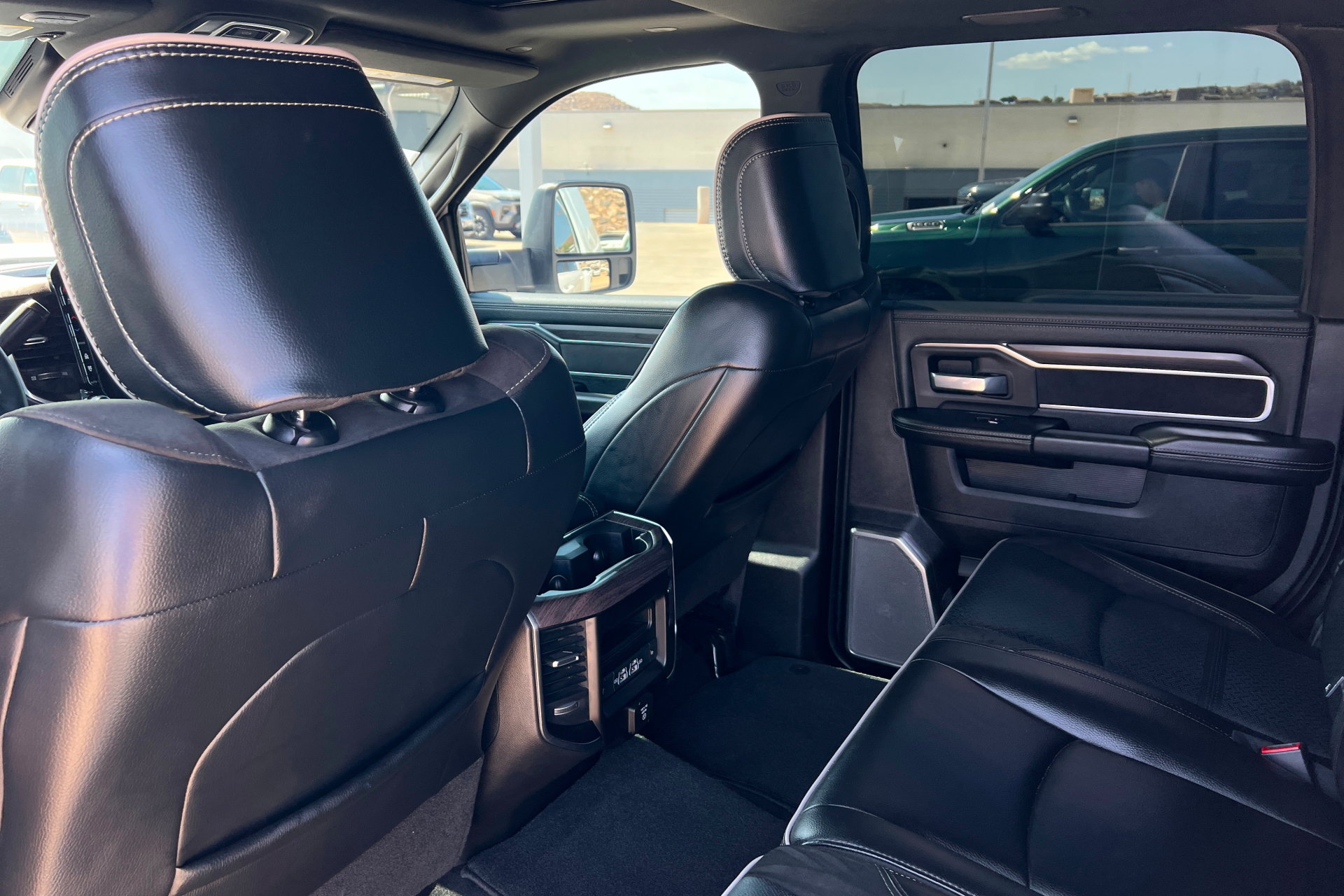 Used 2025 RAM 3500 Laramie AWD/4WD image 19