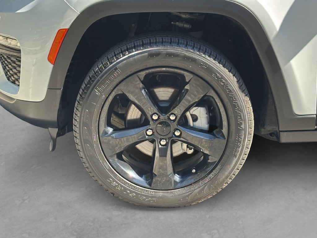 Used 2025 Jeep Grand Cherokee Limited RWD image 9