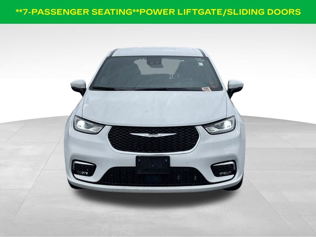 Used 2023 Chrysler Pacifica Touring image 3