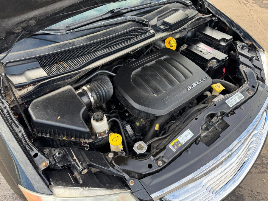 Used 2014 Chrysler Town & Country Touring-L w/ Driver Convenience Group image 26