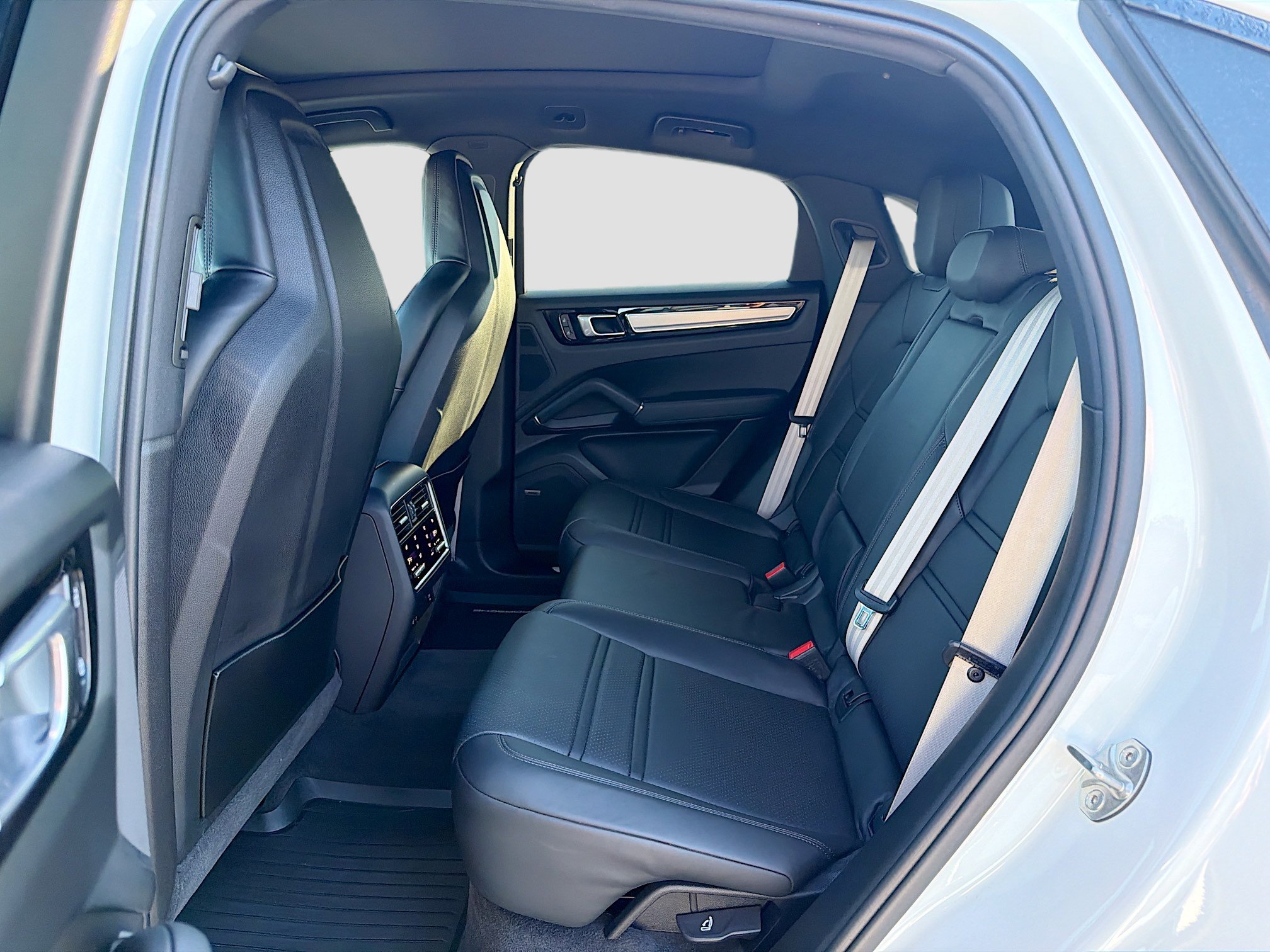Used 2023 Porsche Cayenne Platinum Edition image 21