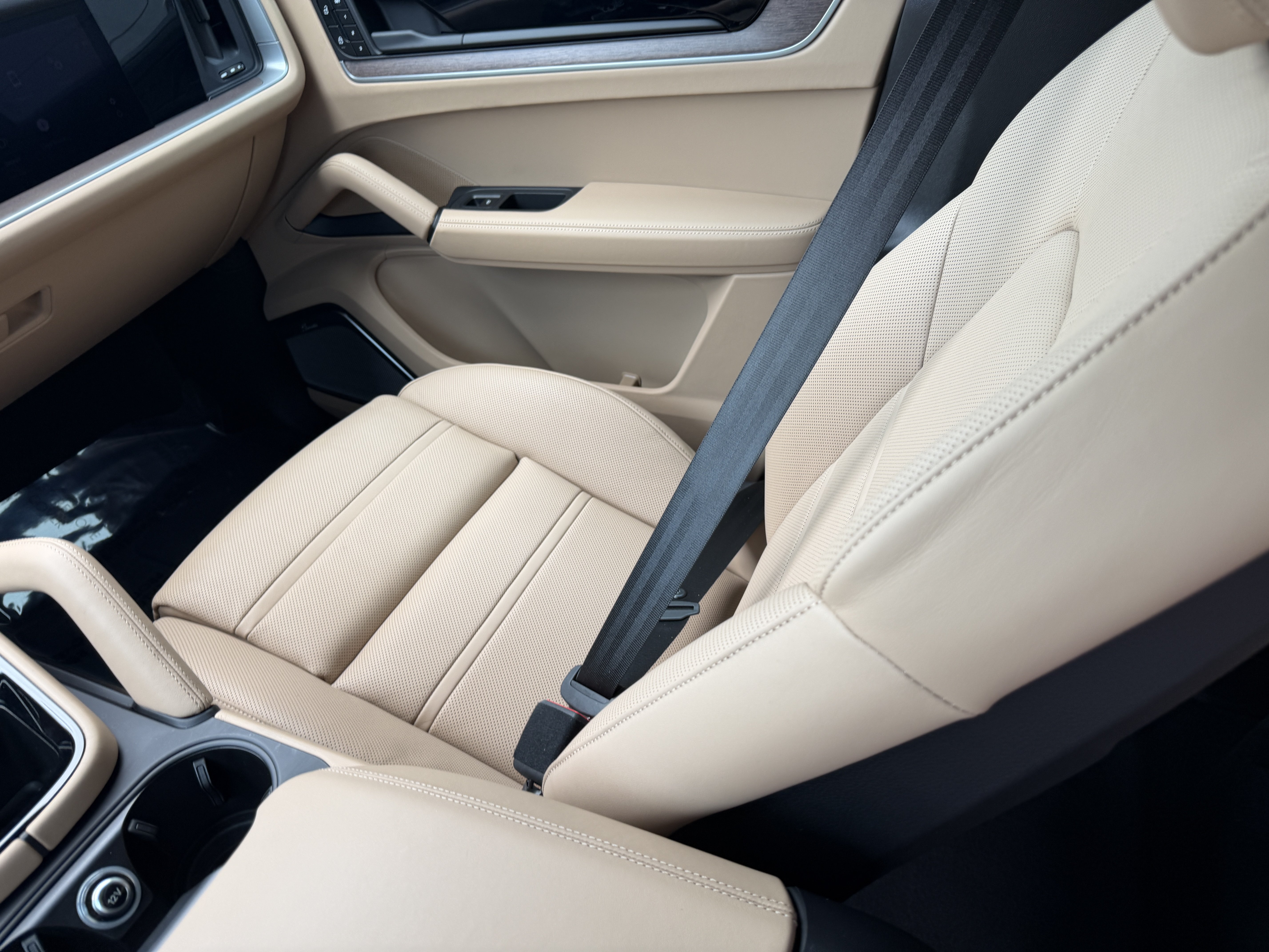 Certified 2024 Porsche Cayenne Turbo AWD/4WD image 19