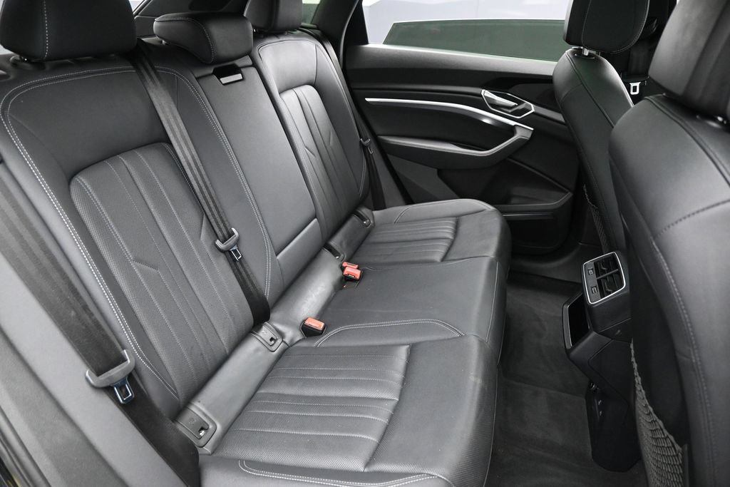 Used 2022 Audi e-tron Premium Plus w/ Premium Plus Package AWD/4WD image 33