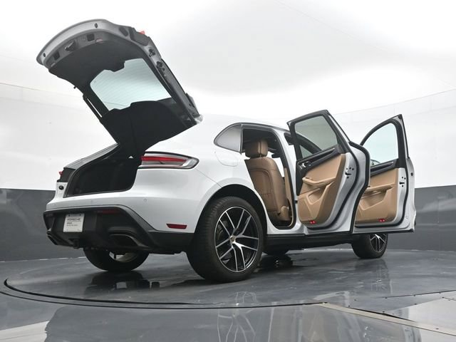 Certified 2023 Porsche Macan AWD/4WD image 27