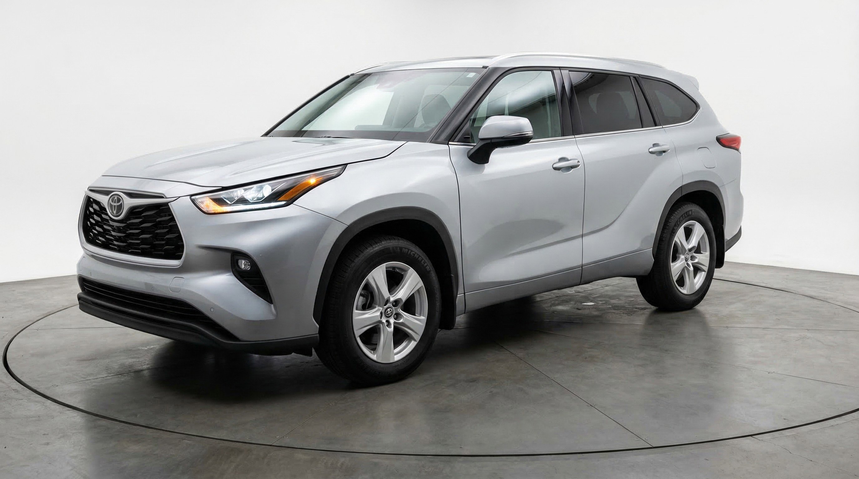 Used 2025 Toyota Highlander LE image 3
