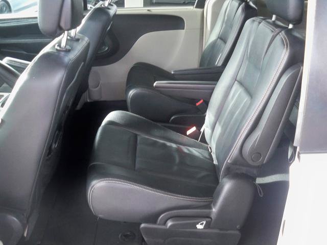 Used 2015 Chrysler Town & Country Touring image 6