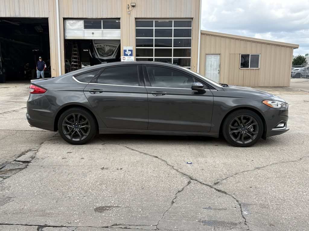 Used 2018 Ford Fusion SE w/ Equipment Group 201A FWD image 4