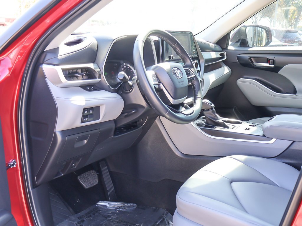 Used 2023 Toyota Highlander XLE image 27