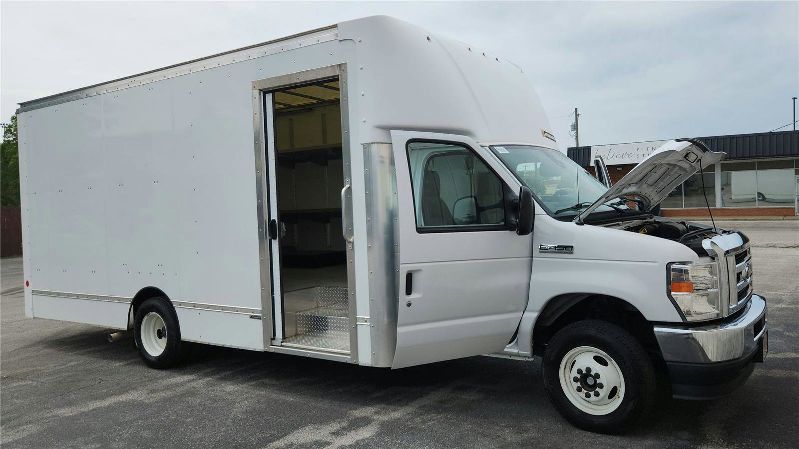 Used 2022 Ford E-450 and Econoline 450 Super Duty RWD image 5