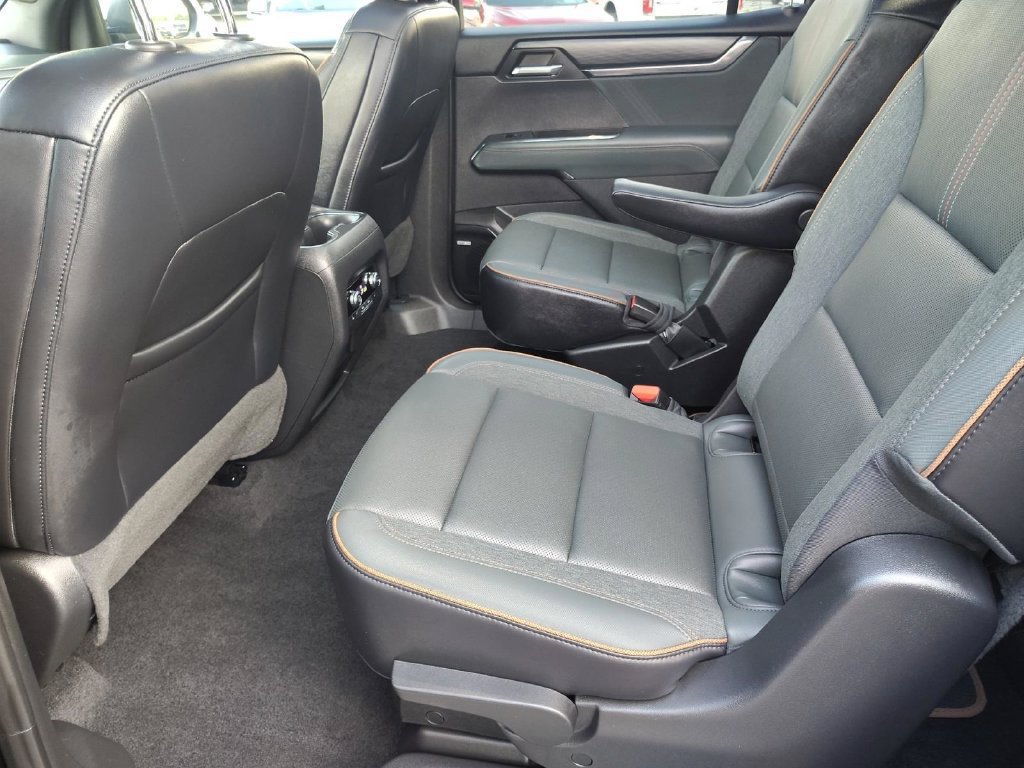 Used 2025 GMC Acadia AT4 w/ Luxury Package AWD/4WD image 4