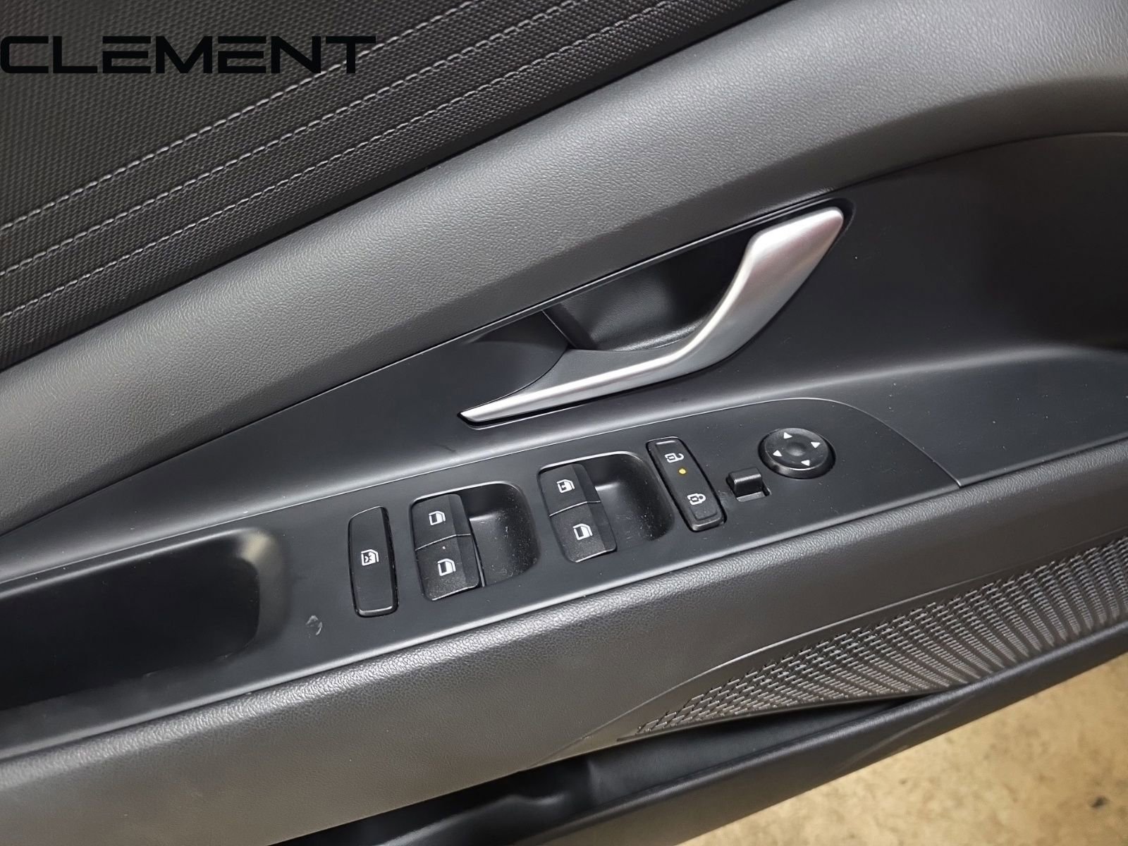 Used 2025 Hyundai Elantra SE image 24