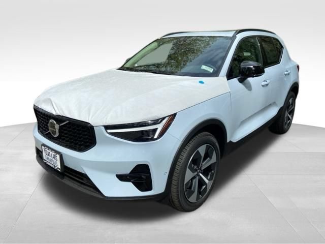 New 2026 Volvo XC40 B5 Plus w/ Climate Package AWD/4WD image 3