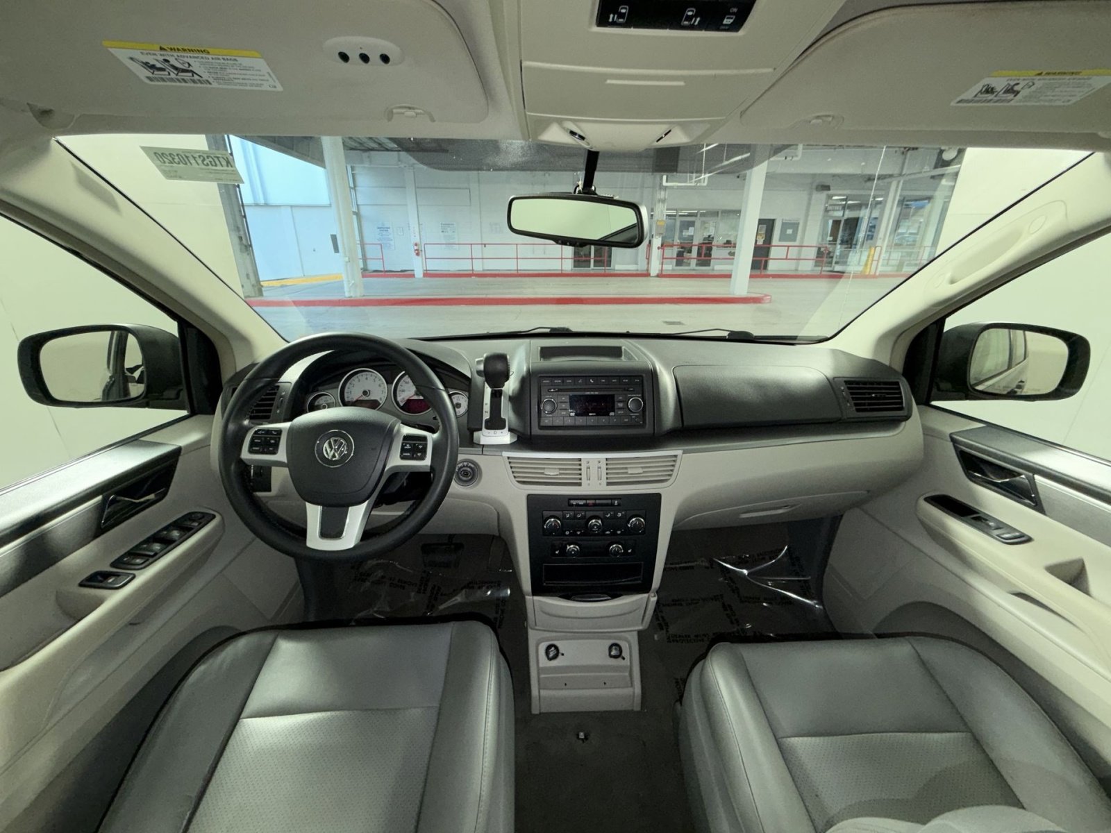 Used 2011 Volkswagen Routan SE image 21