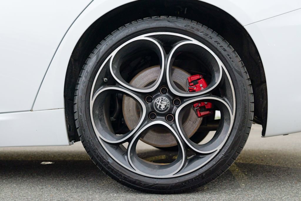 Used 2023 Alfa Romeo Giulia Veloce AWD/4WD image 15