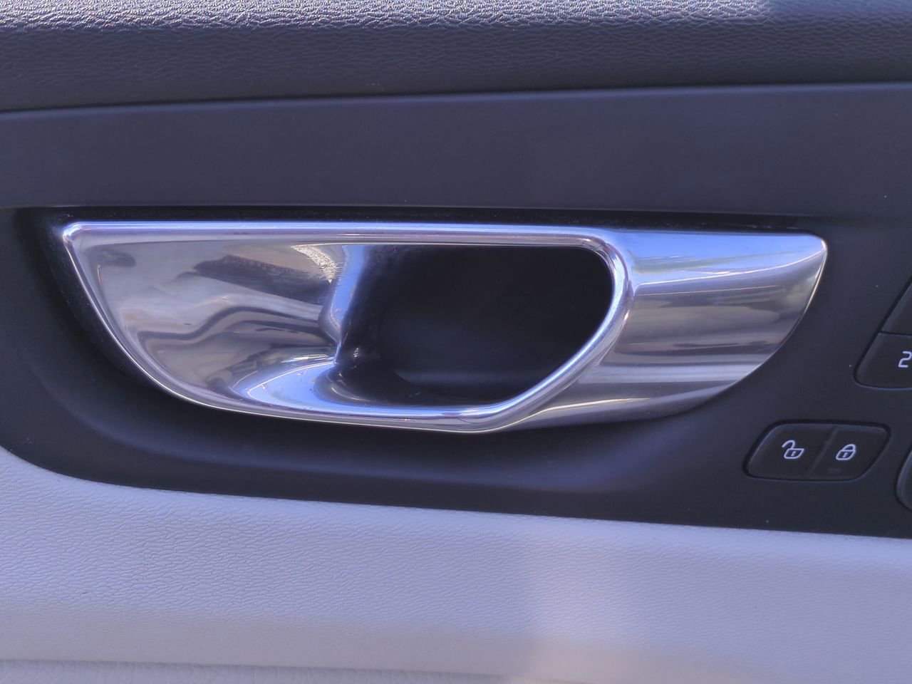 Used 2020 Volvo XC60 T8 Momentum image 15