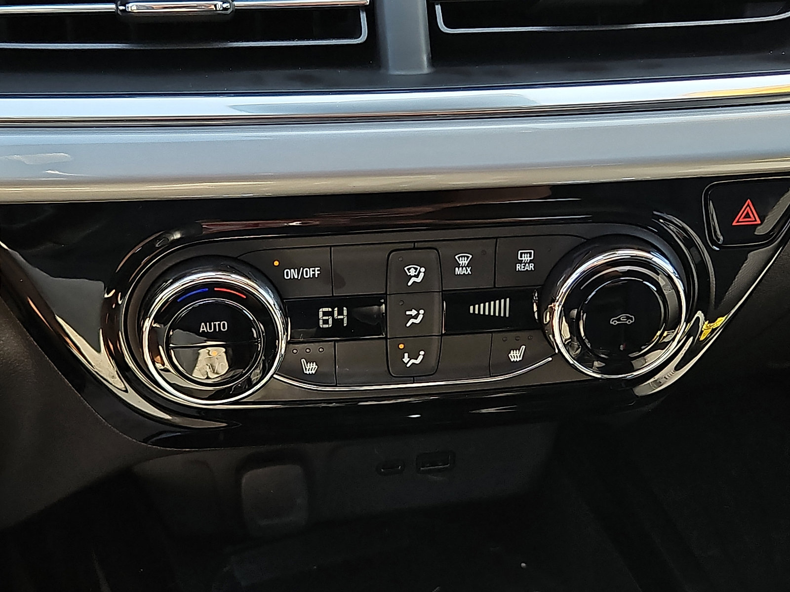 Used 2024 Chevrolet Trax LT w/ Sunroof Package FWD image 16