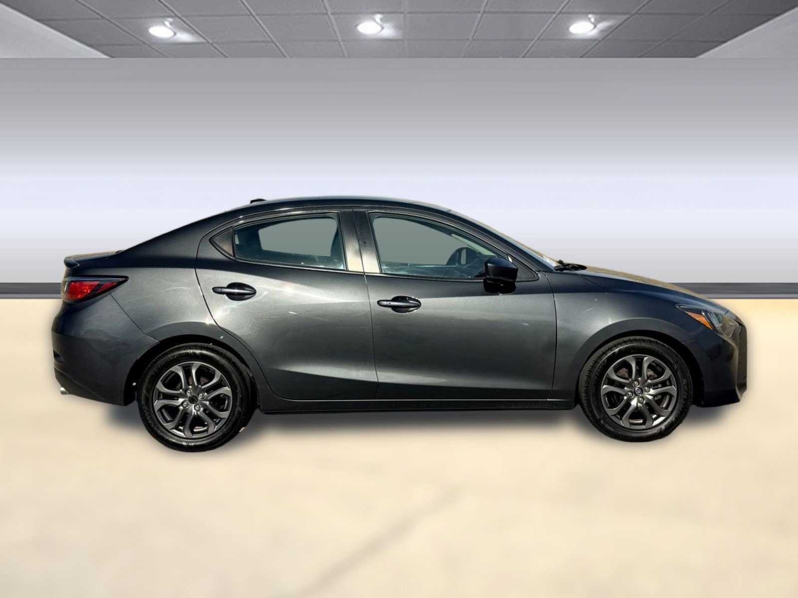 Used 2019 Toyota Yaris LE image 7