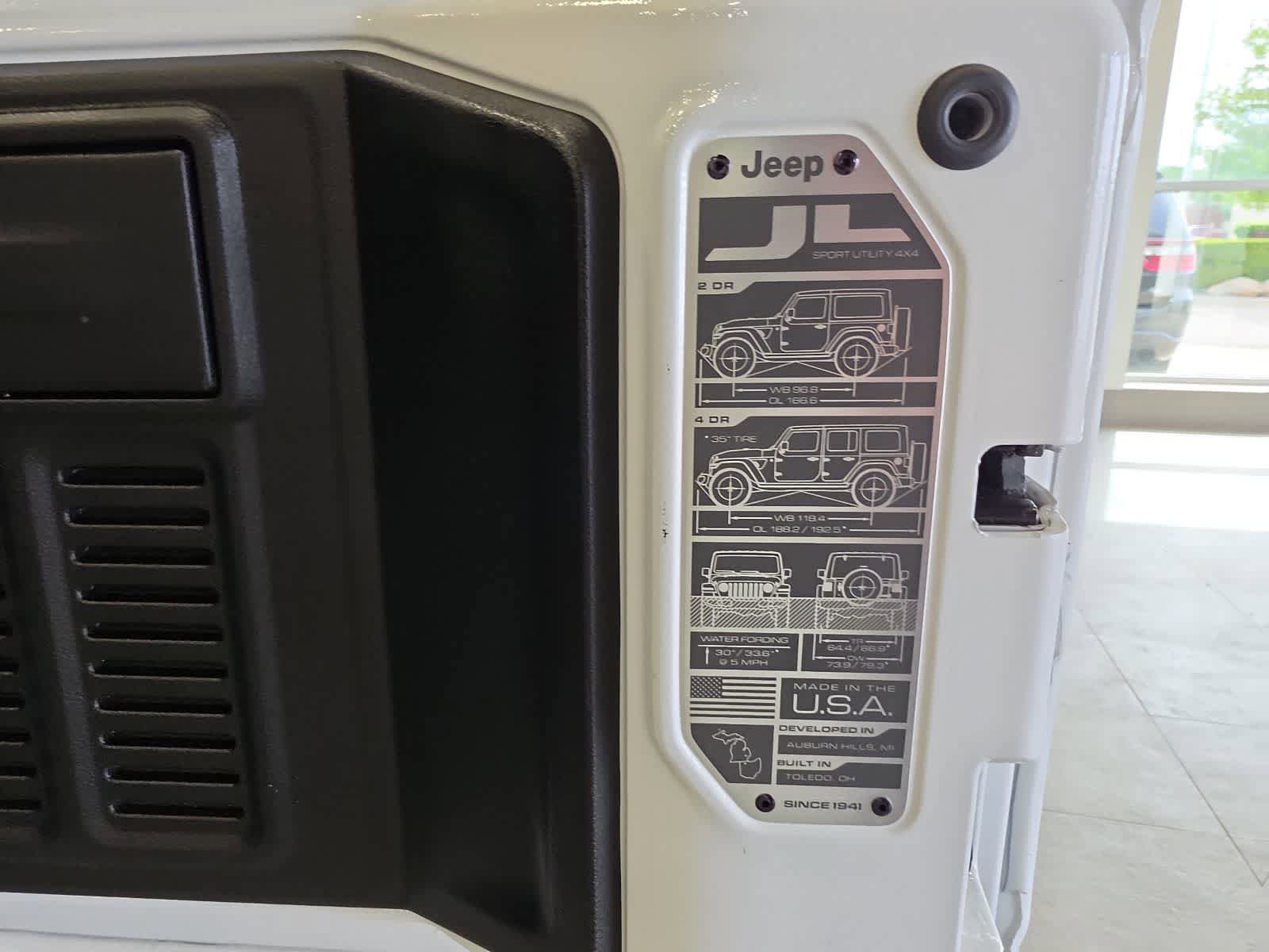Used 2023 Jeep Wrangler Unlimited Sahara AWD/4WD image 35