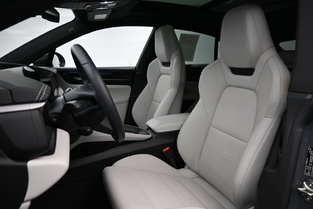 Certified 2025 Porsche Macan Electric RWD image 5