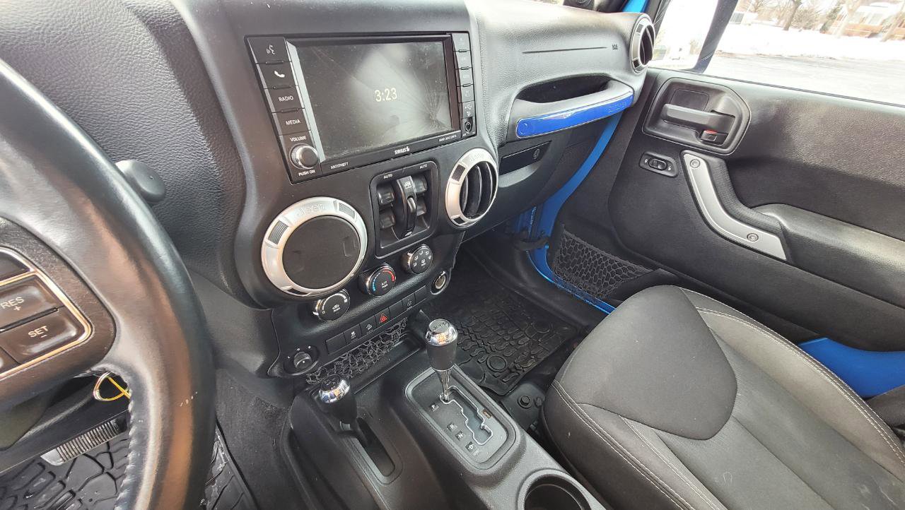 Used 2014 Jeep Wrangler Unlimited Sahara w/ Dual Top Group AWD/4WD image 13