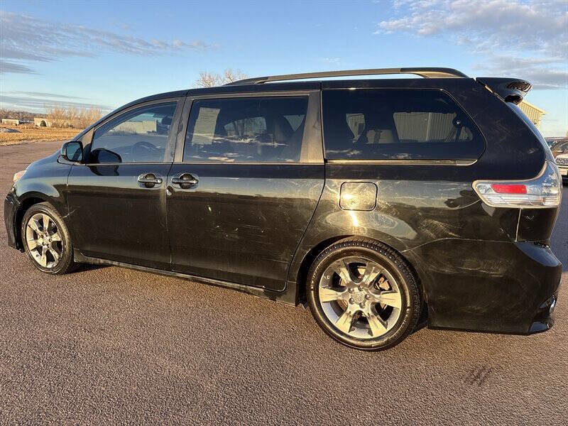 Used 2011 Toyota Sienna SE w/ Preferred Pkg image 4