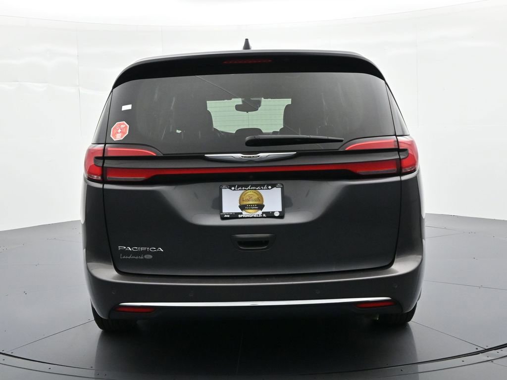 Used 2023 Chrysler Pacifica Touring-L image 7
