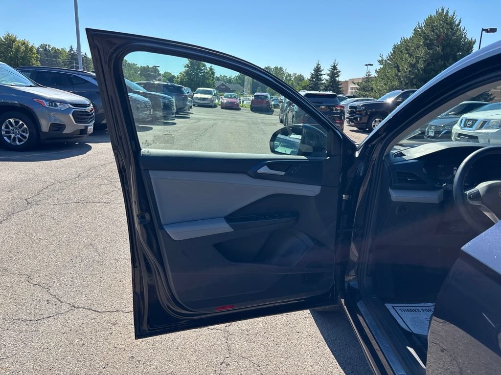 Used 2024 Volkswagen Taos SE w/ Panoramic Sunroof Package AWD/4WD image 15