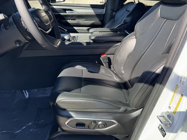 Used 2025 Jeep Wagoneer 4WD image 12