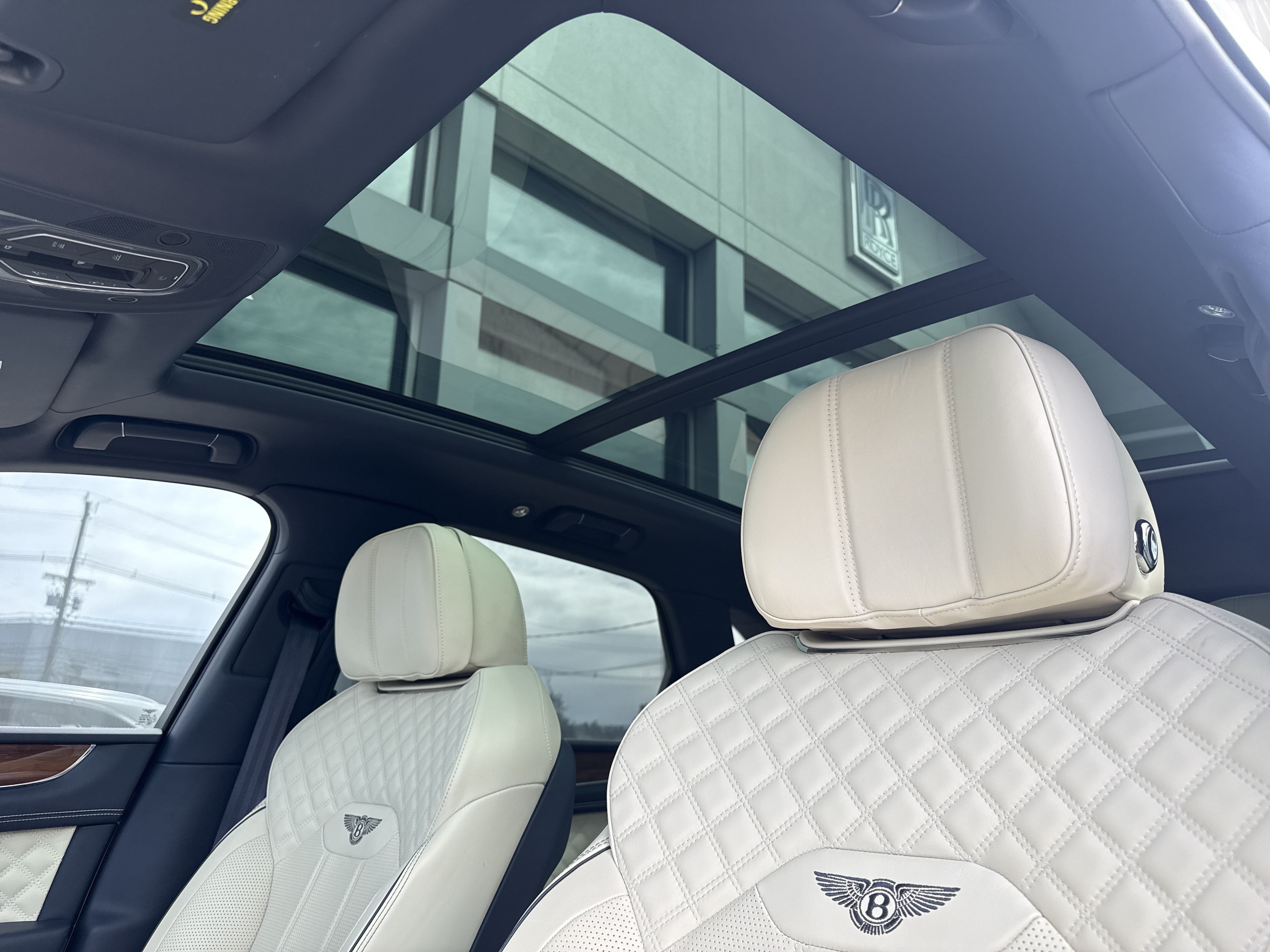 Used 2022 Bentley Bentayga AWD/4WD image 16