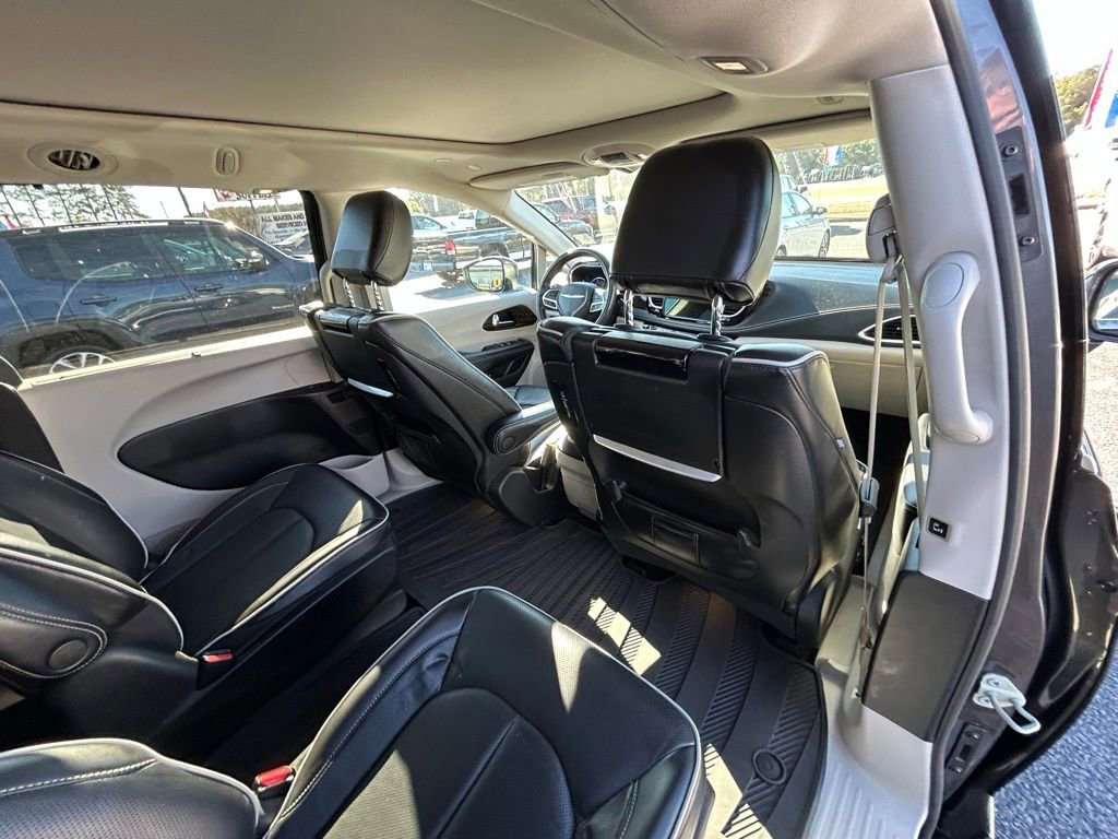 Used 2022 Chrysler Pacifica Limited w/ Uconnect Theater Family Group image 24