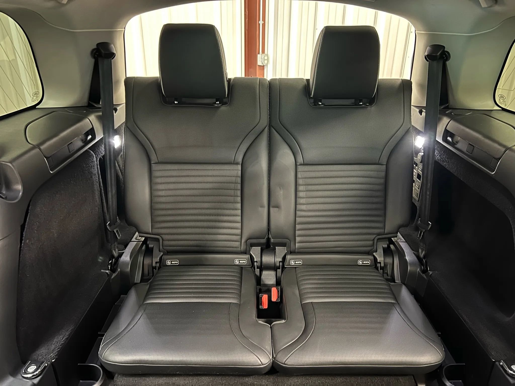 Used 2017 Land Rover Discovery First Edition image 35