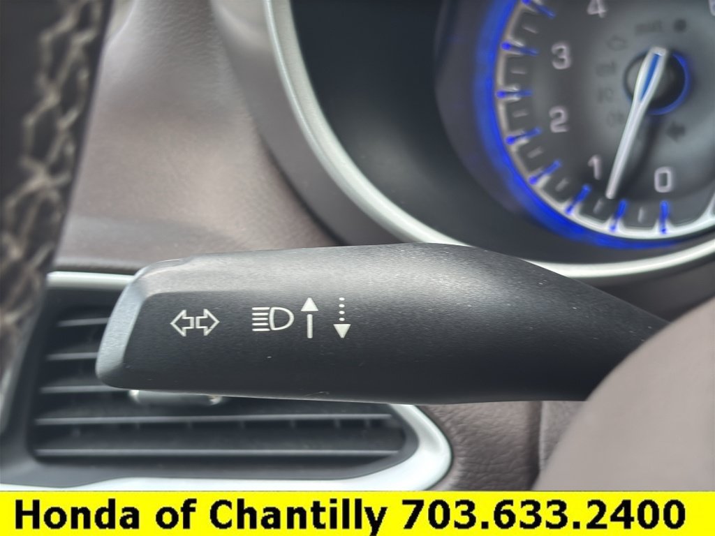 Used 2017 Chrysler Pacifica Touring-L w/ Tire & Wheel Group FWD image 10