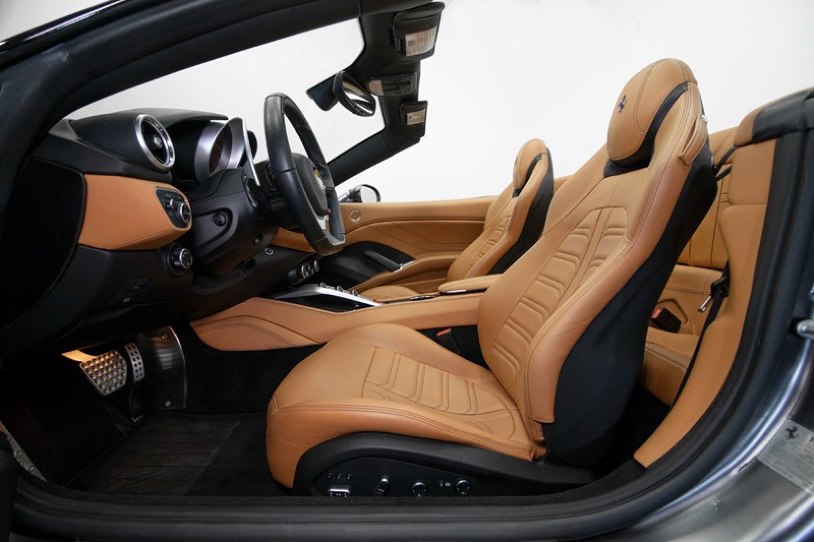 Used 2016 Ferrari California T RWD image 24