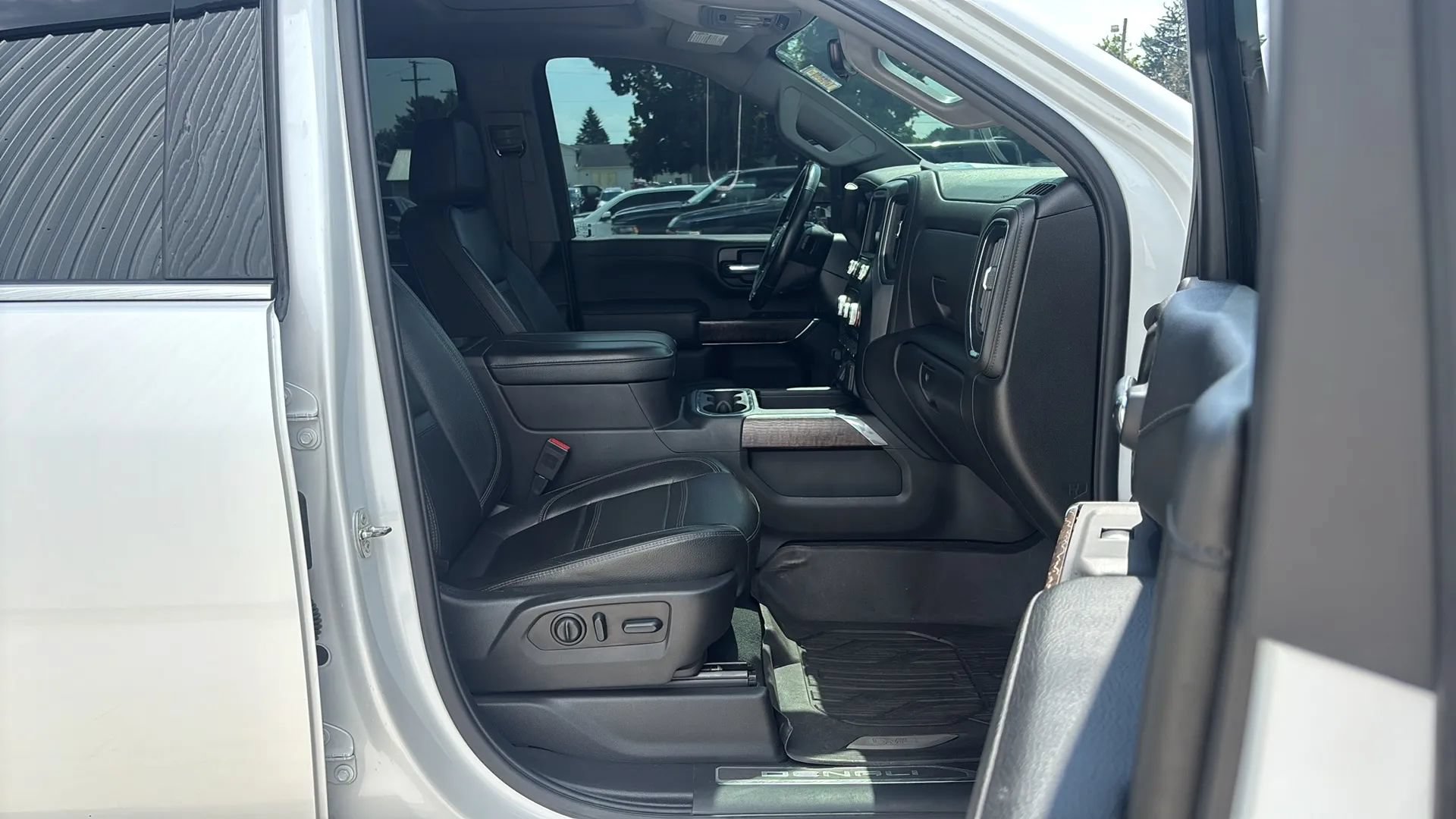 Used 2023 GMC Sierra 3500 Denali w/ Denali Ultimate Package AWD/4WD image 17