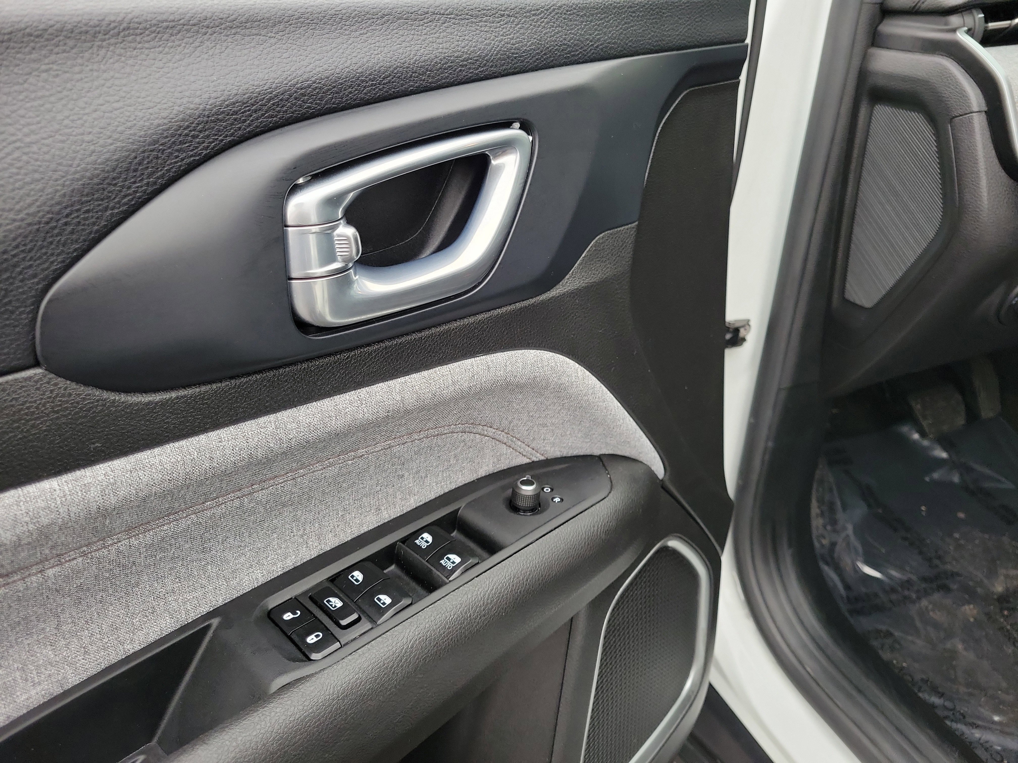 Used 2023 Jeep Compass Latitude image 18