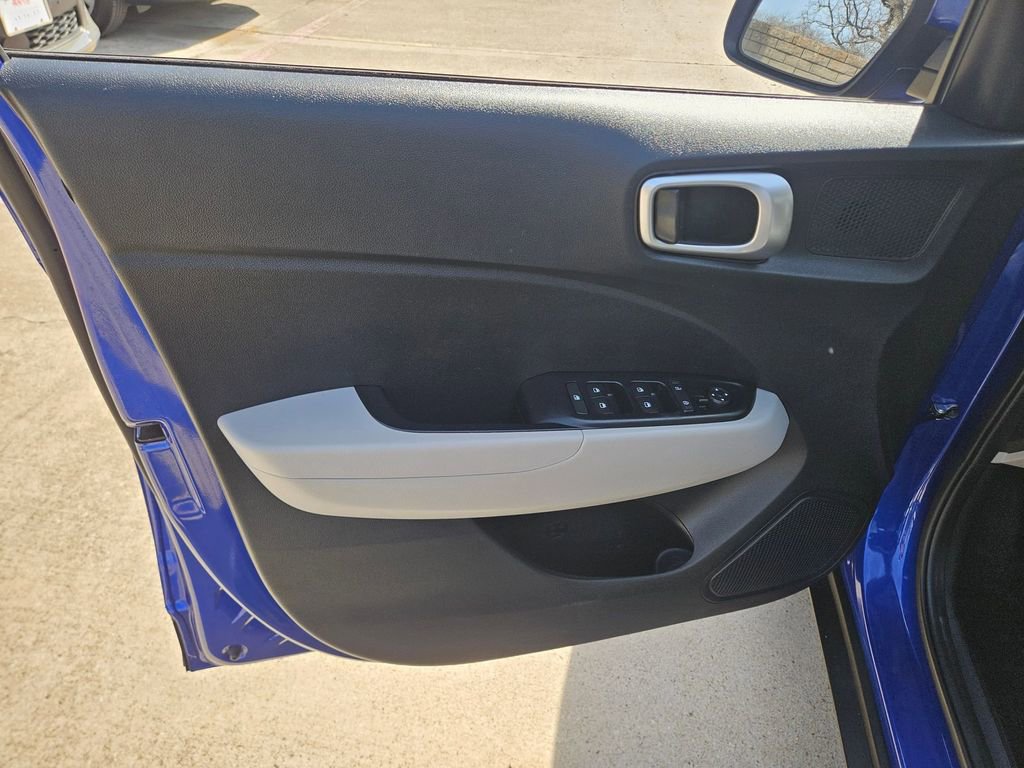 Used 2025 Hyundai Venue SEL image 14