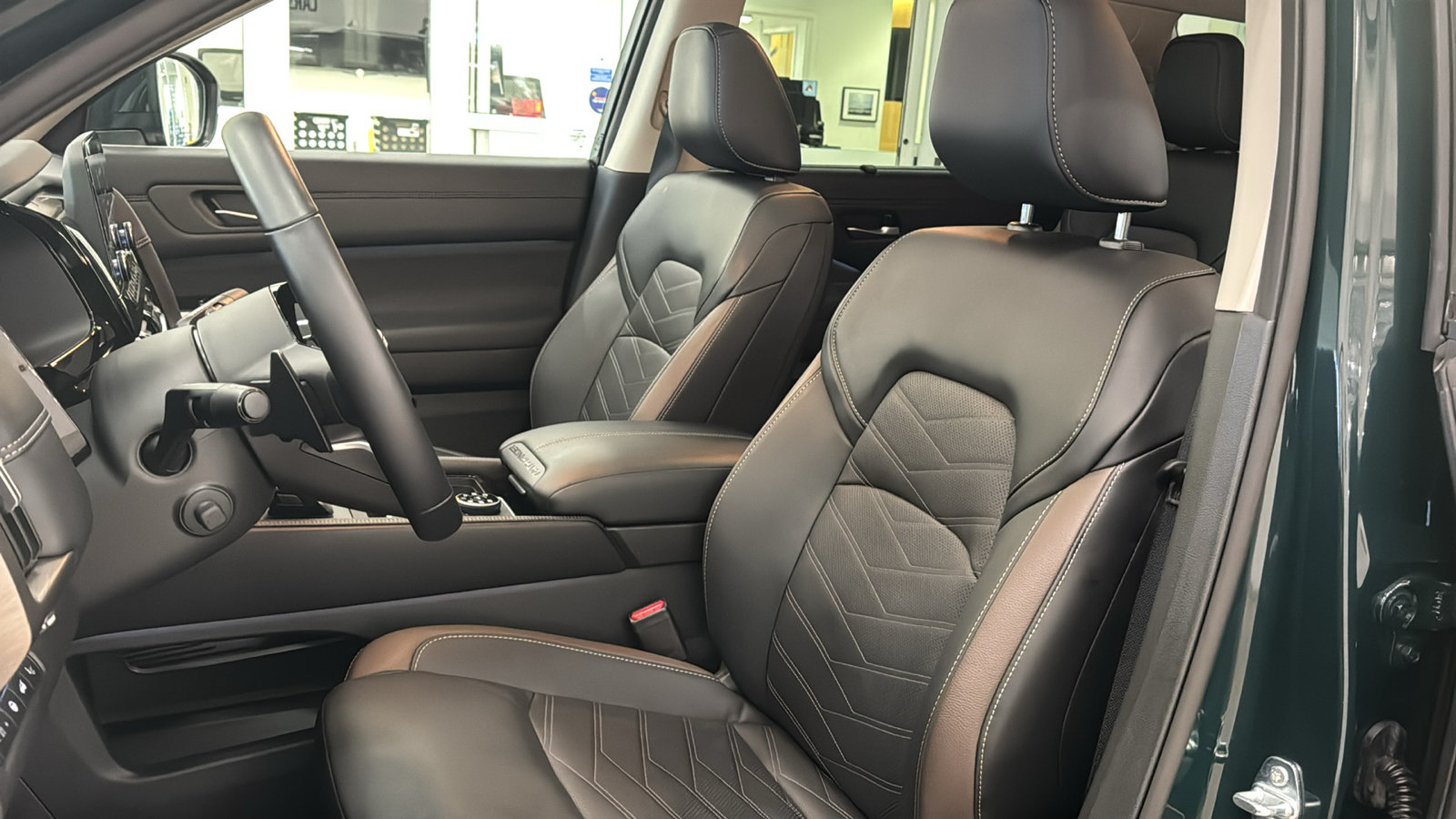 Used 2025 Nissan Pathfinder Platinum AWD/4WD image 24