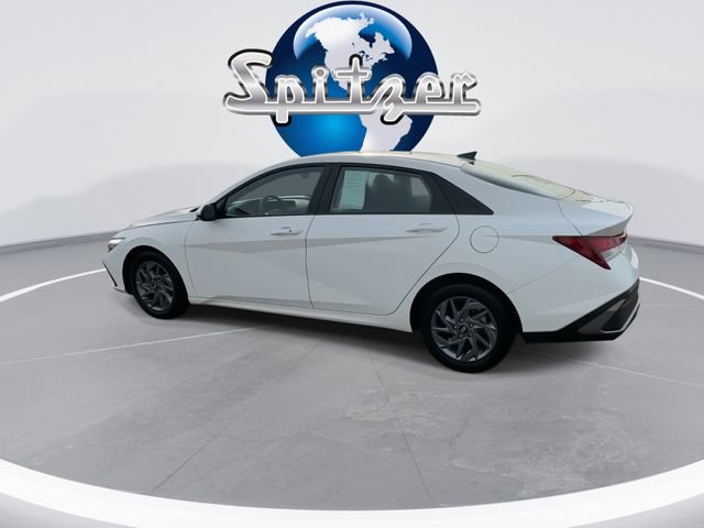 Used 2024 Hyundai Elantra SEL image 3