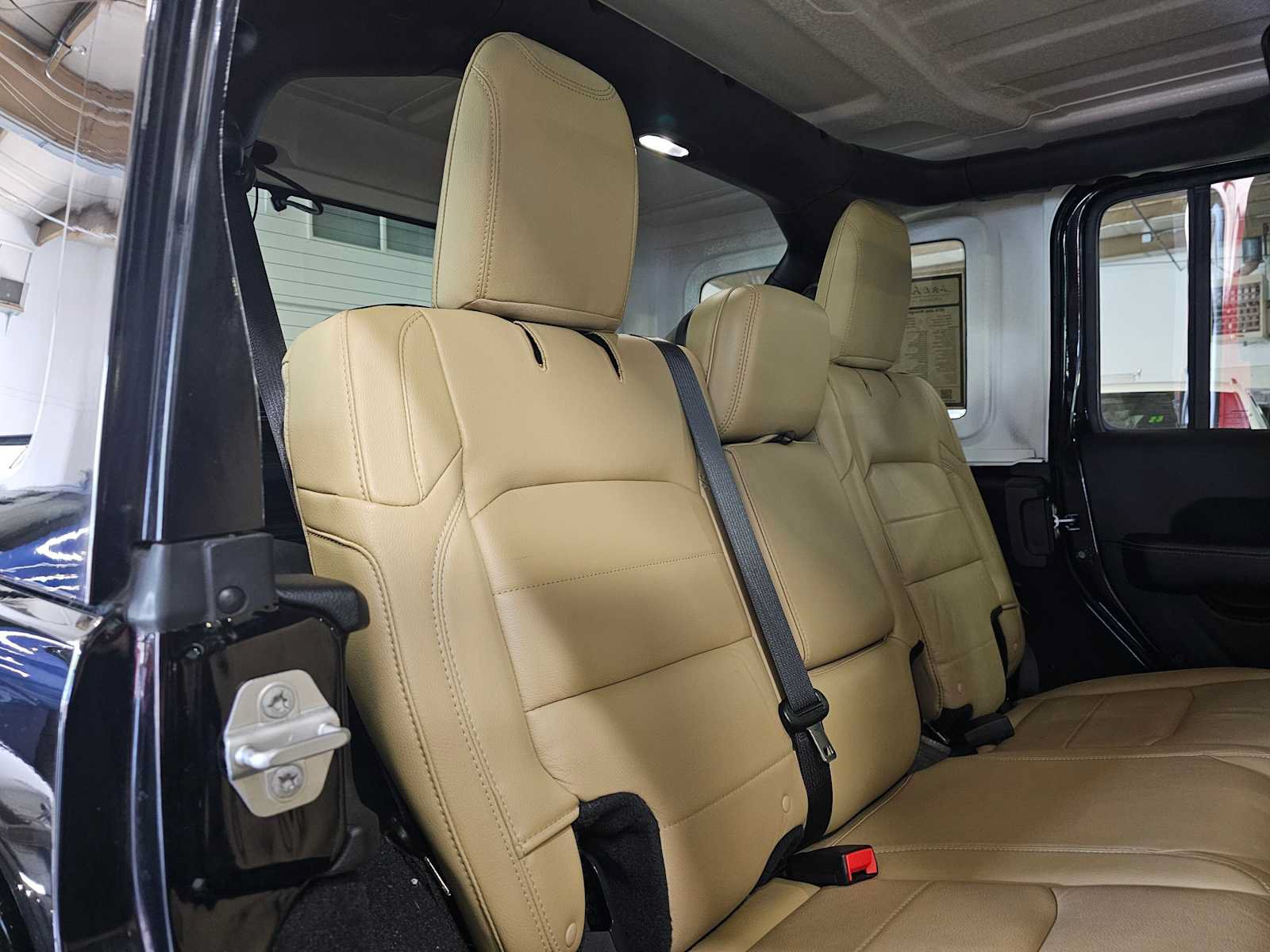 Used 2018 Jeep Wrangler Unlimited Sahara AWD/4WD image 13