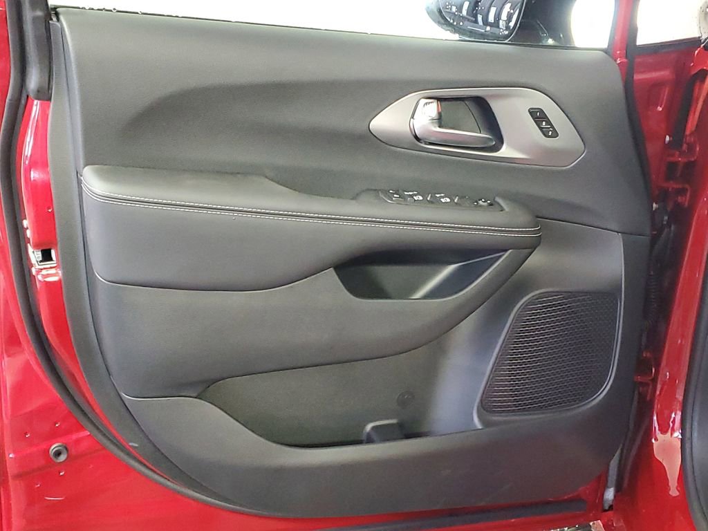 New 2026 Chrysler Pacifica Select image 9