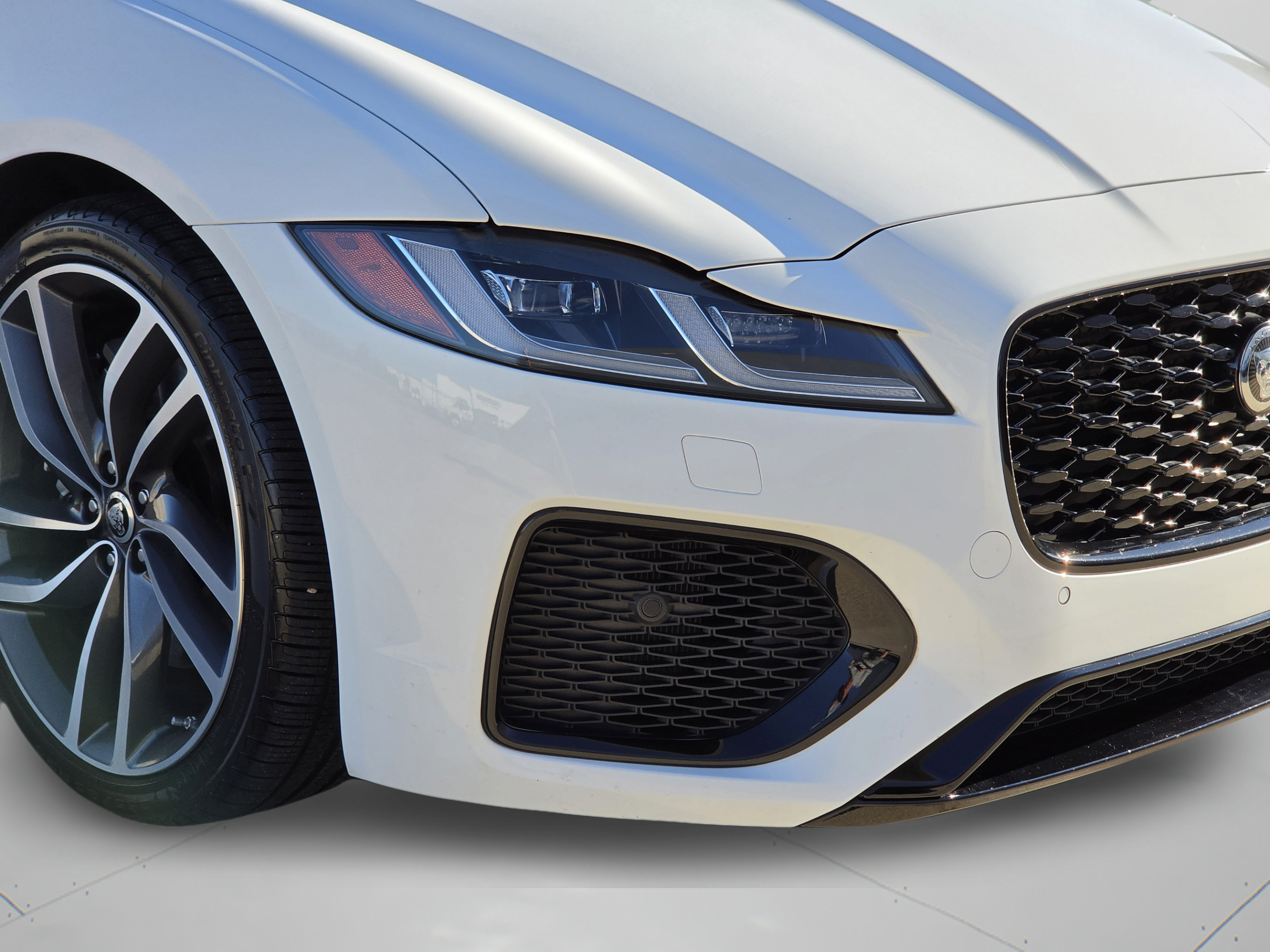 Certified 2024 Jaguar XF R-Dynamic SE AWD/4WD image 33