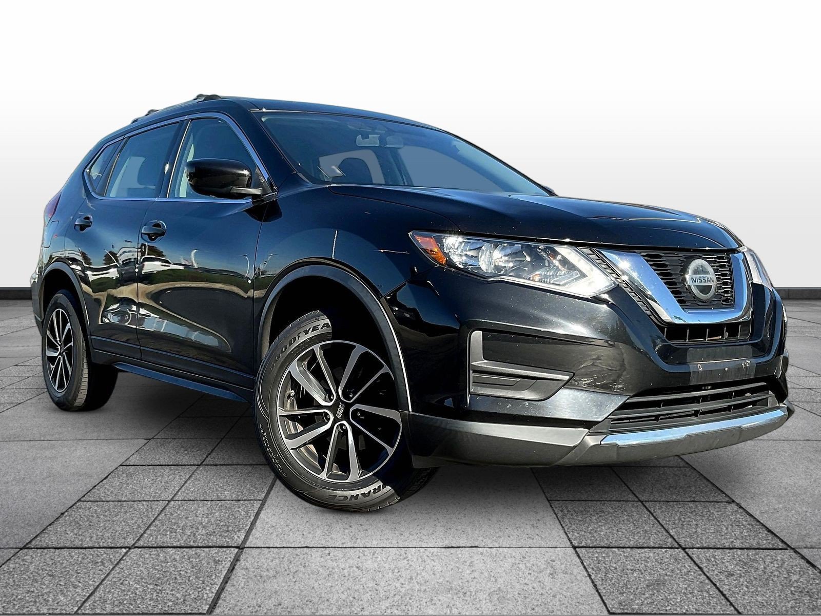 Used 2018 Nissan Rogue S AWD/4WD image 1