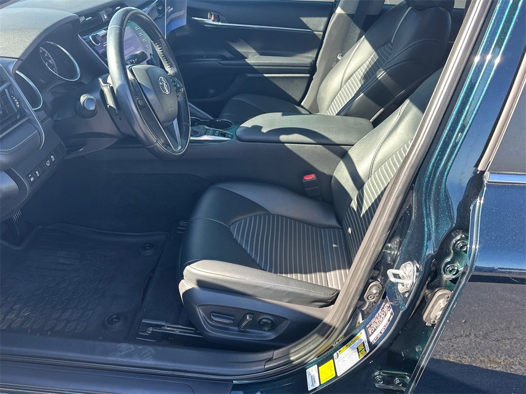 Used 2020 Toyota Camry SE w/ Sunroof Package image 9