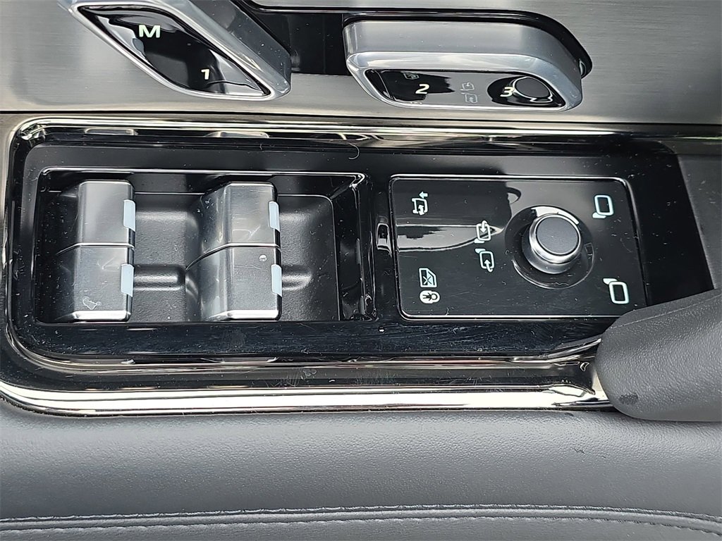 Used 2025 Land Rover Range Rover Sport SE image 32