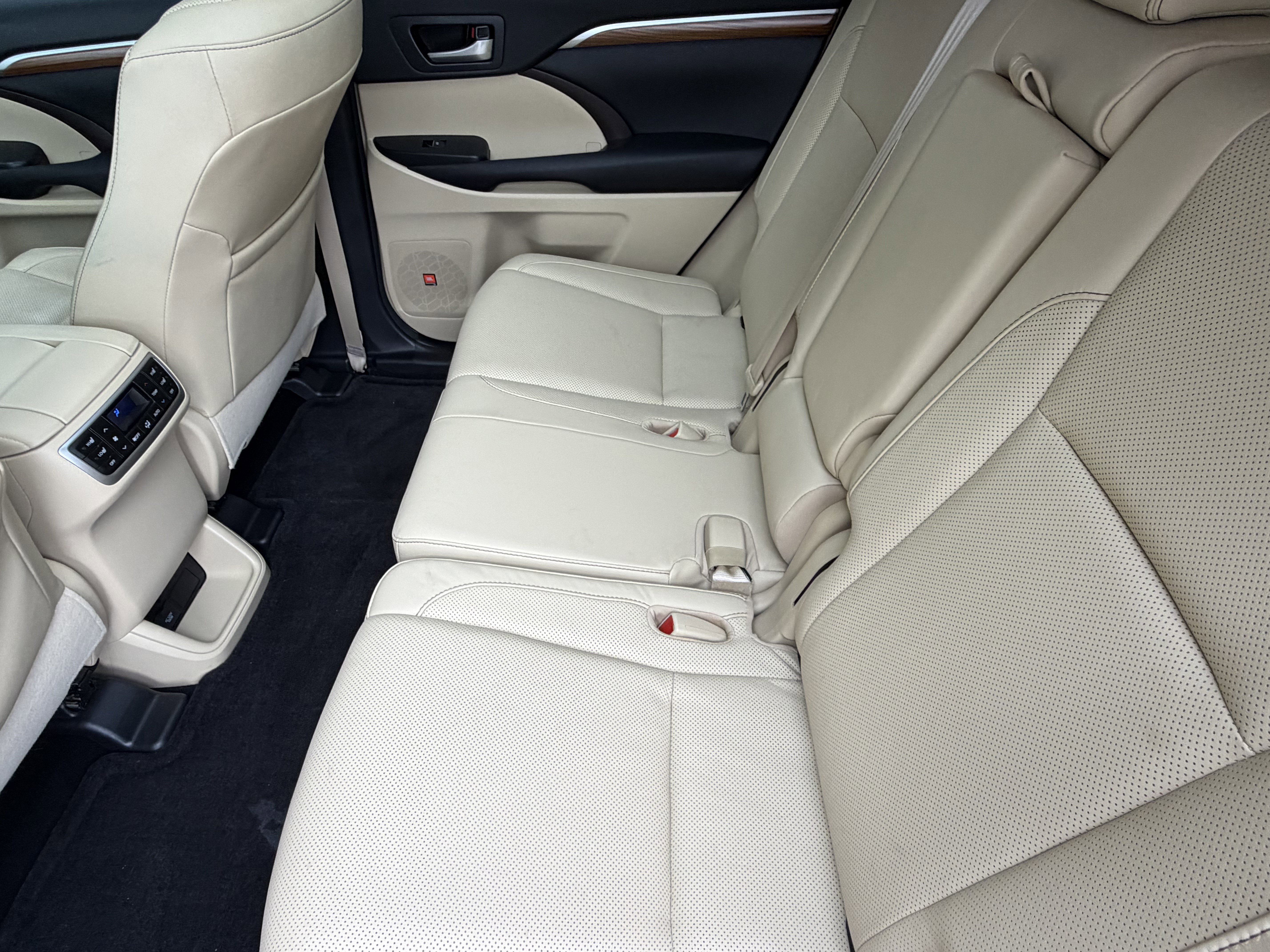 Used 2017 Toyota Highlander Limited Platinum FWD image 31