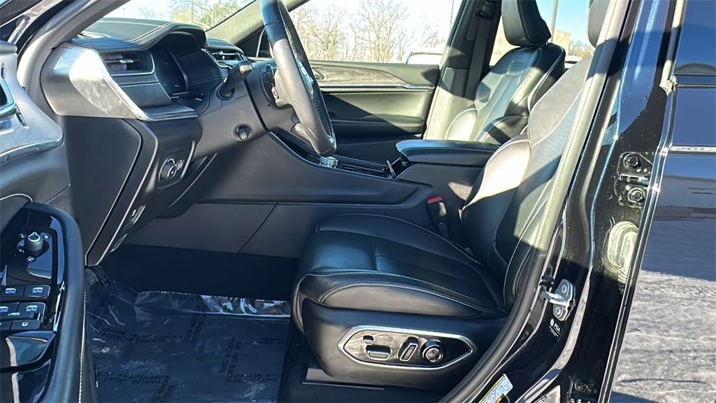 Used 2024 Jeep Grand Cherokee Overland w/ Adv Protech Group III image 14