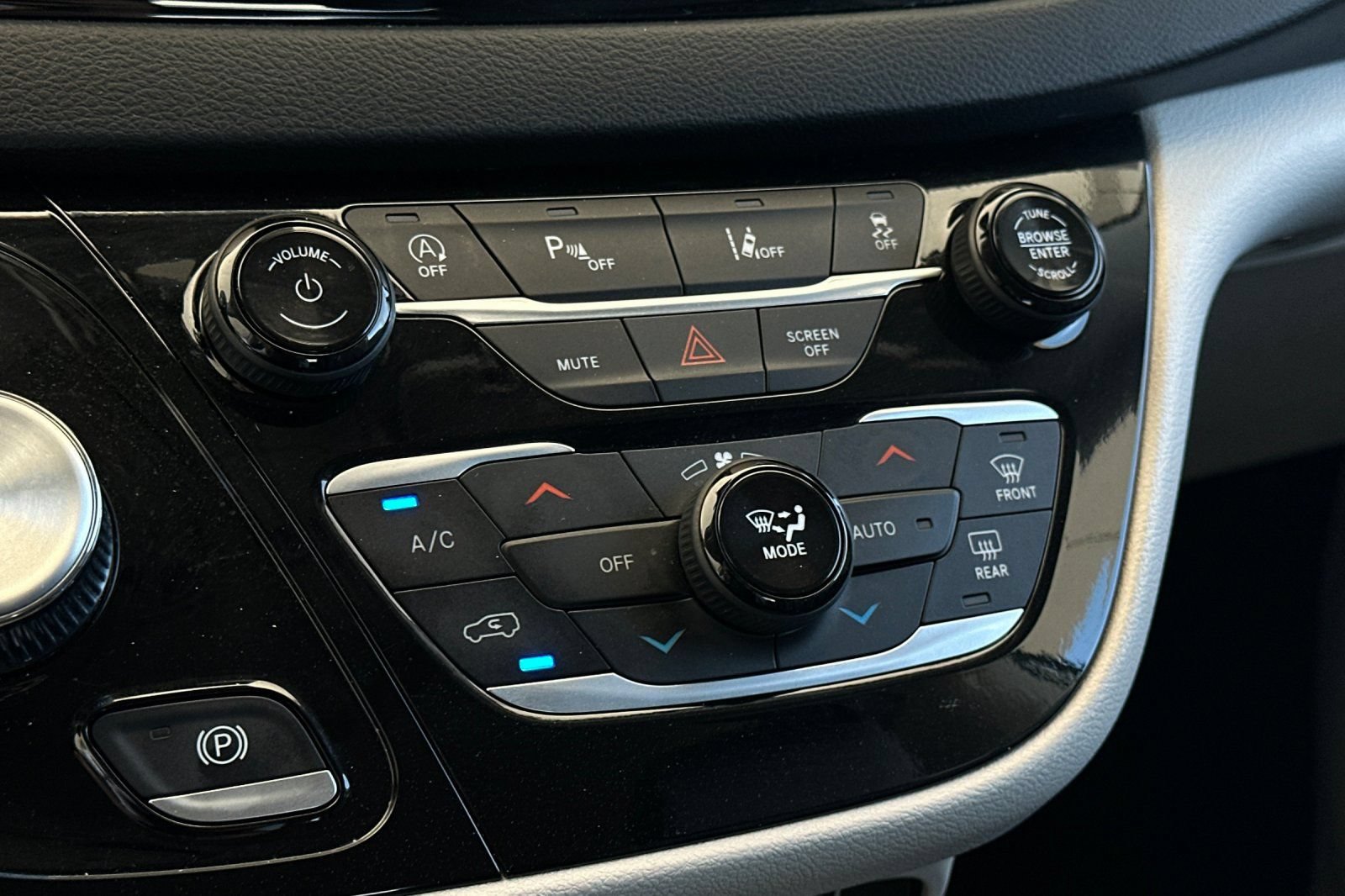 Used 2024 Chrysler Pacifica Touring-L FWD image 20
