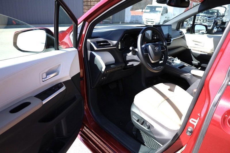 Used 2022 Toyota Sienna XLE image 9