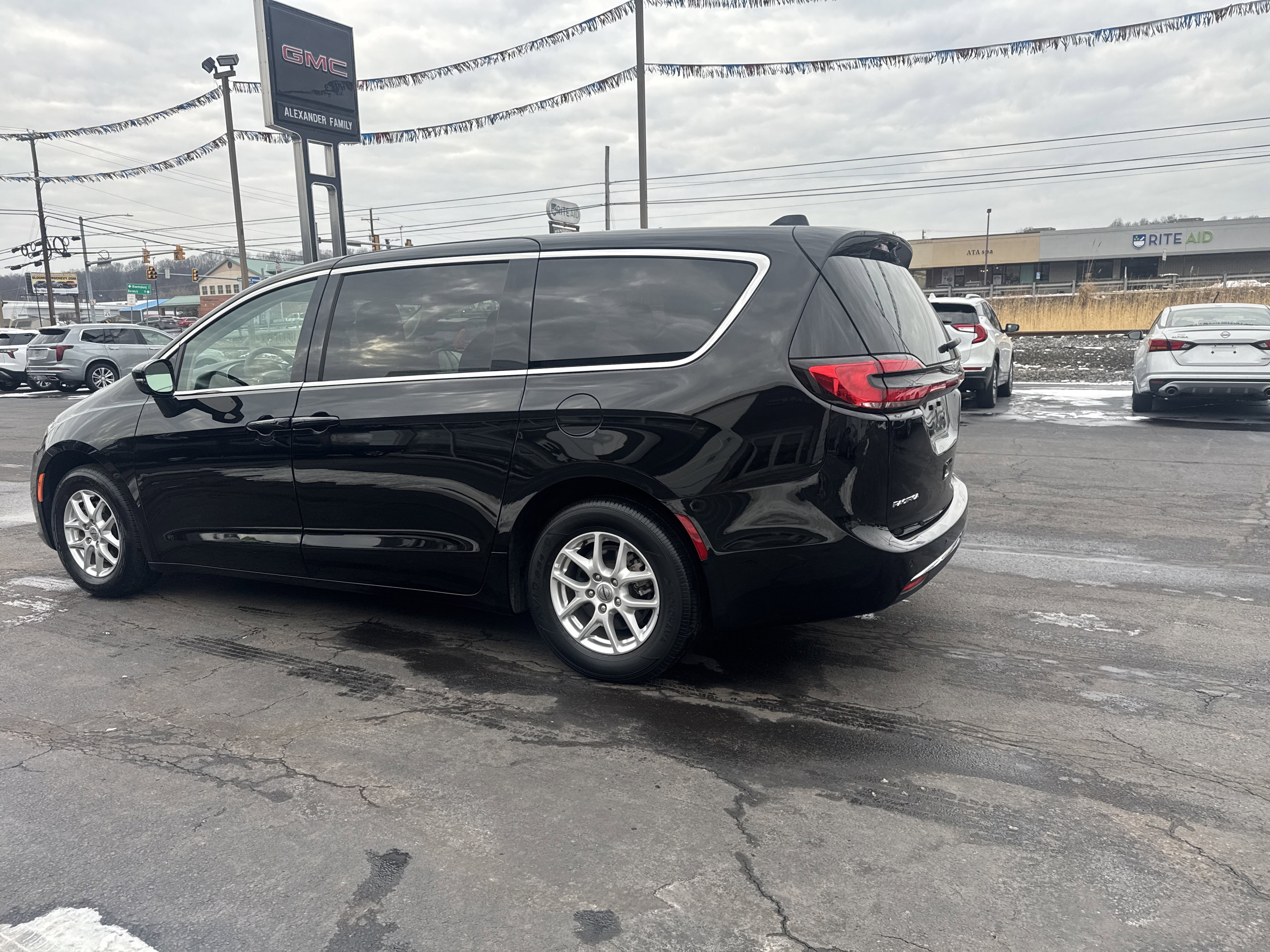 Used 2024 Chrysler Pacifica Touring-L image 6